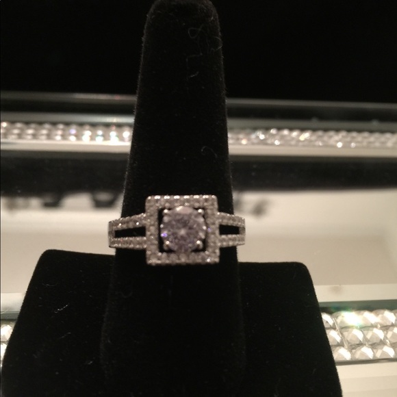 Stunning CZ Engagement Ring - Picture 3 of 4