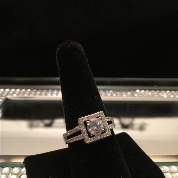 Stunning CZ Engagement Ring - Picture 4 of 4