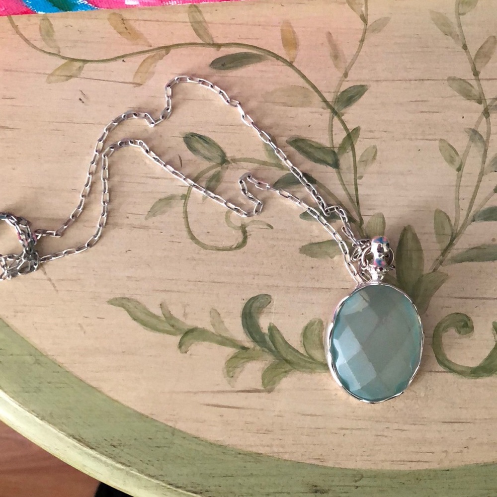 Blue pendant necklace