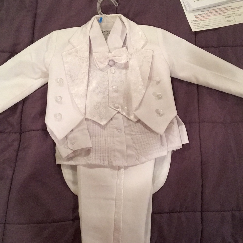 This is a suit my son worn once for his baptism!