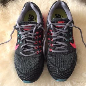 NIKE zoom structure 18 size 8.5 wide fit.