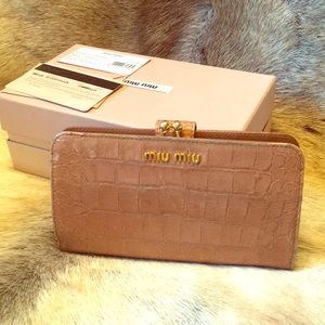 🚫SOLD🚫💯Authentic MiuMiu Wallet