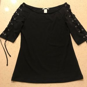 Laced-sleeve black shirt