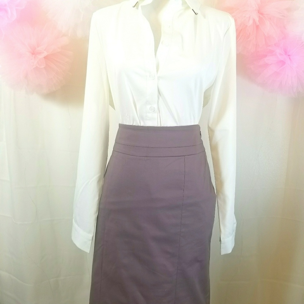 ⬇️$20 Loft Skirt with Back Pockets Size 4