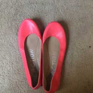 Kenneth Cole Reaction Neon pink flats