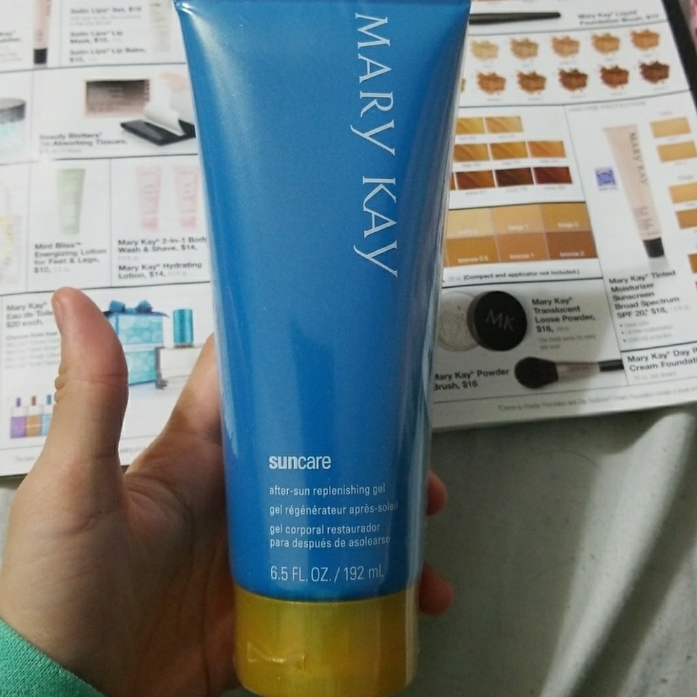 After-sun replenishing gel.