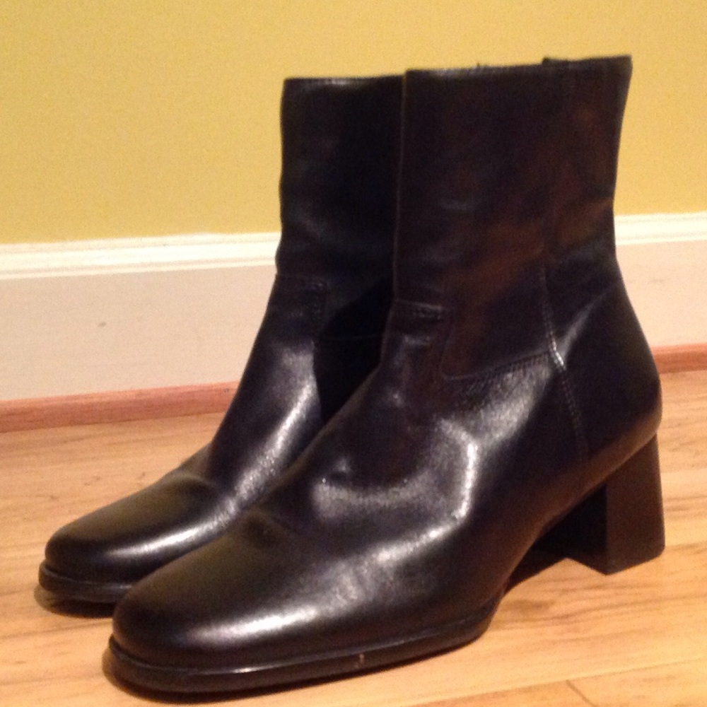Easy Spirit black leather ankle boot size 6 1/2