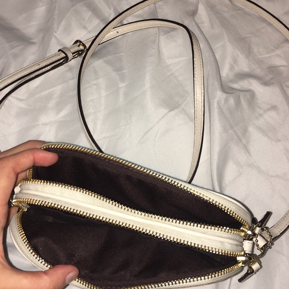 Little white coach purse - Picture 3 of 4