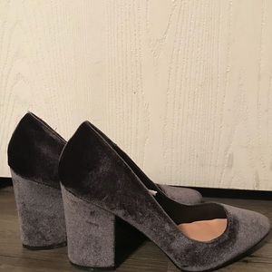 Gray pumps