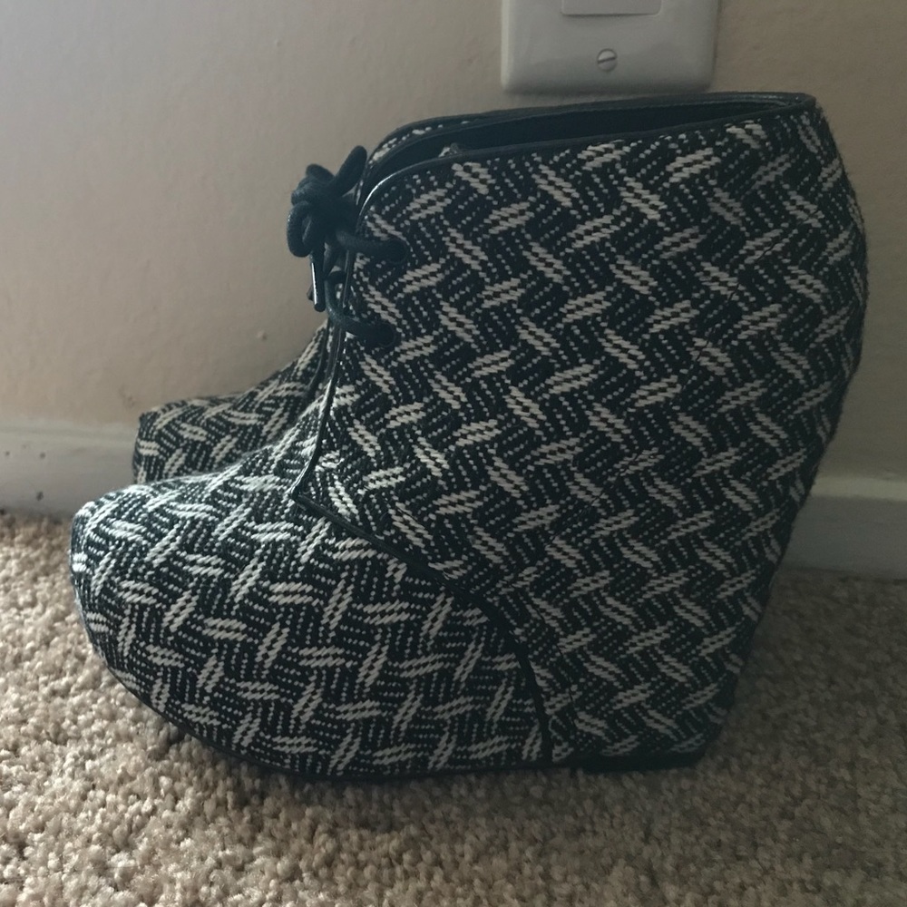 Heels - Picture 3 of 3