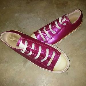 Pearl magenta Converse tennies