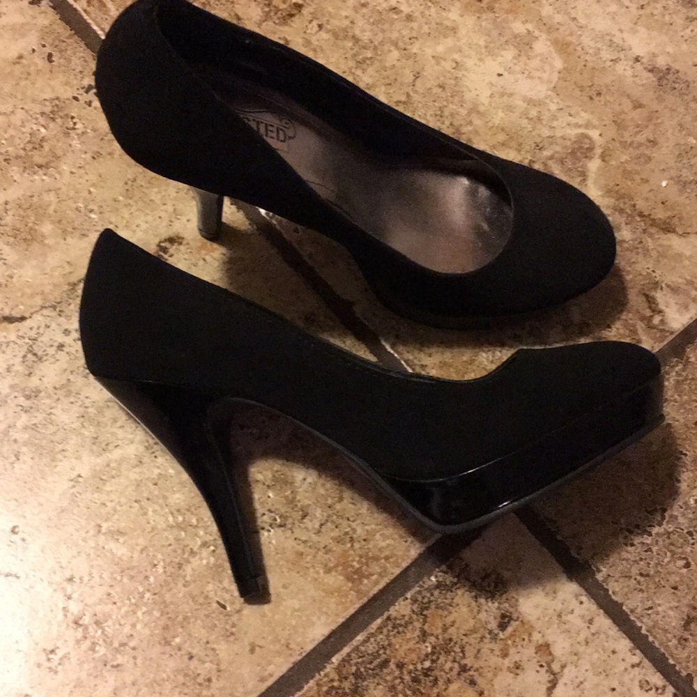 Black heels NEW with out tags