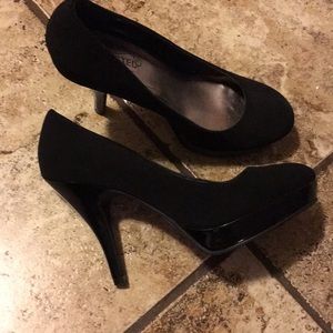 Black heels NEW with out tags