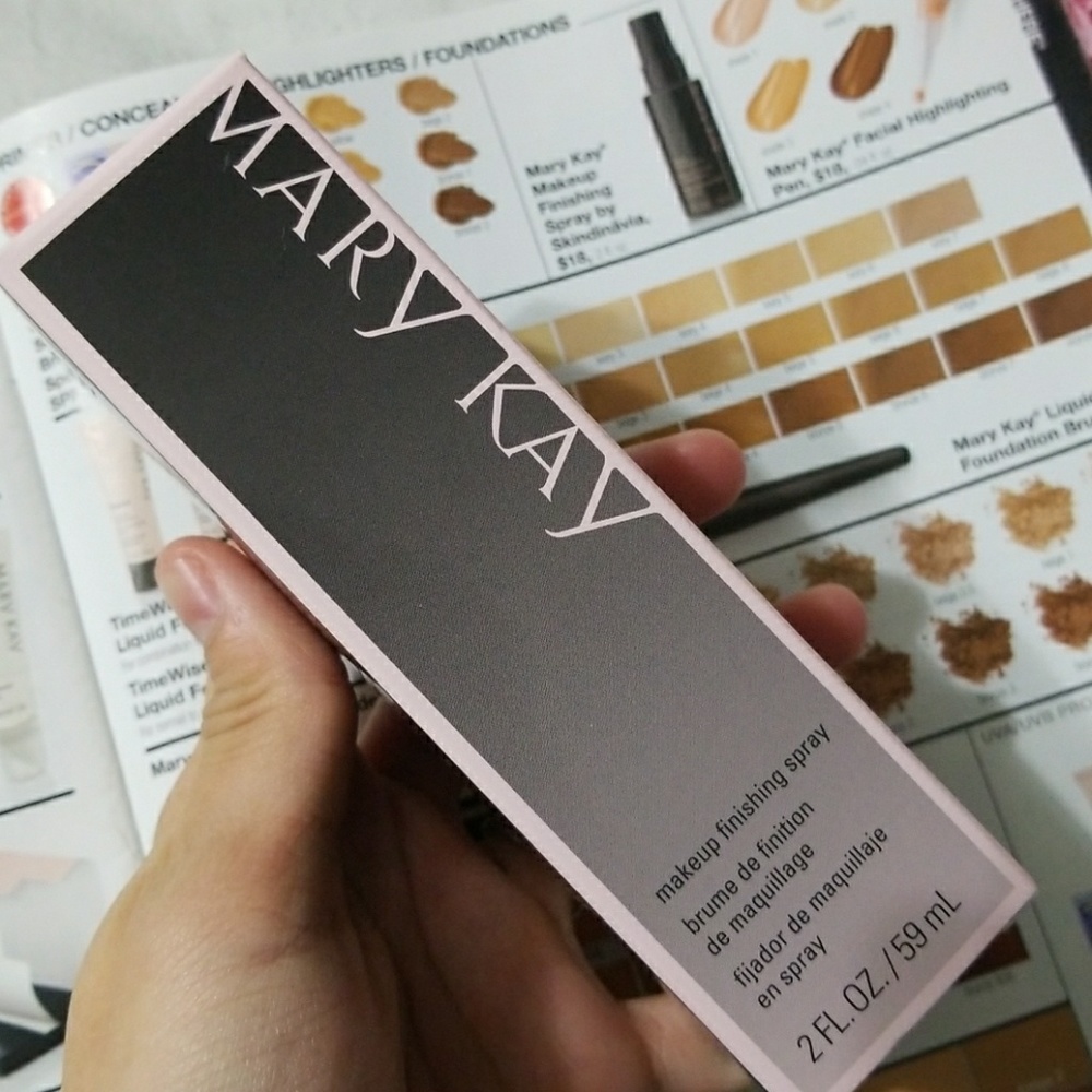 Make up finishing spray.