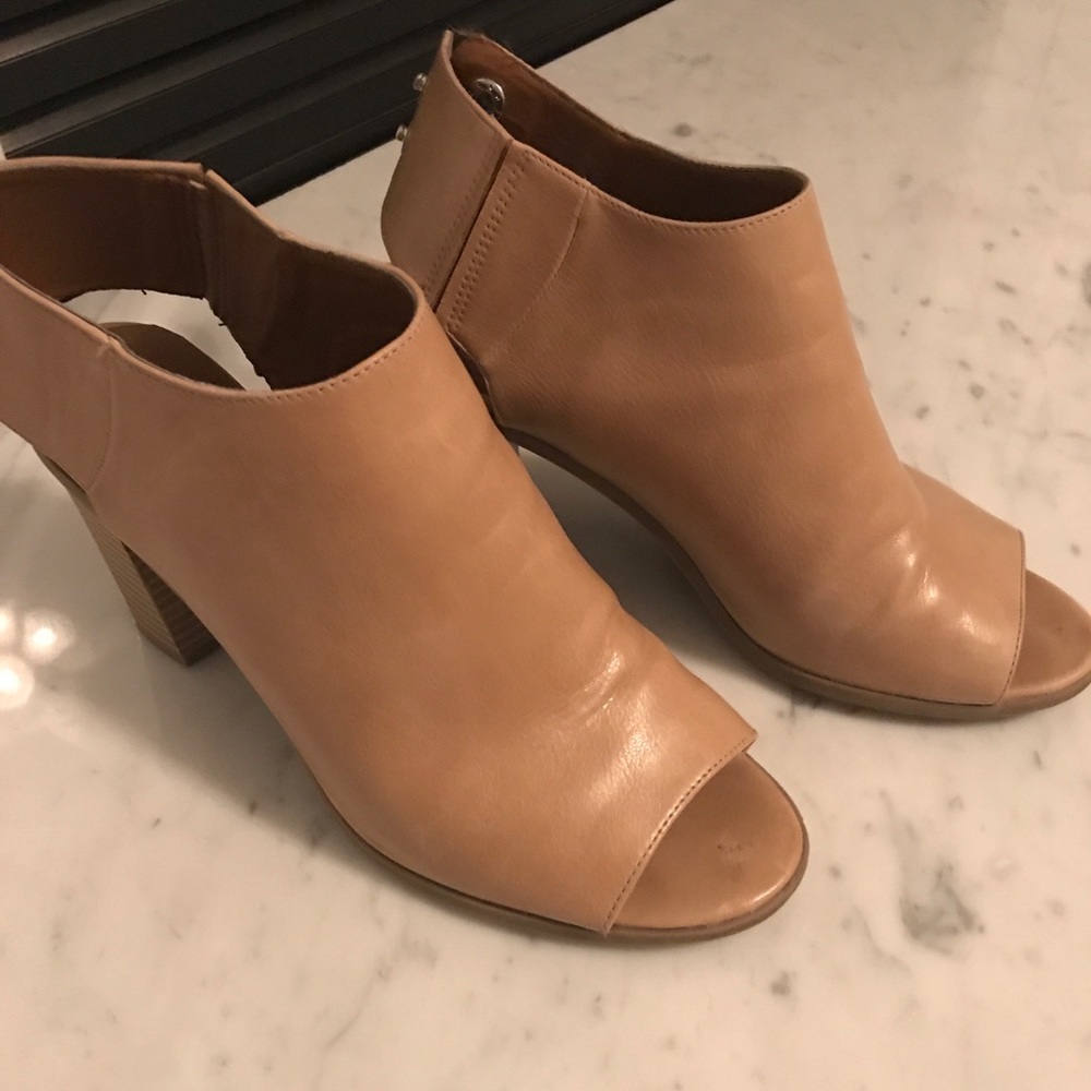 Adorable Candie’s 7.5 Tan boots! Open toe!