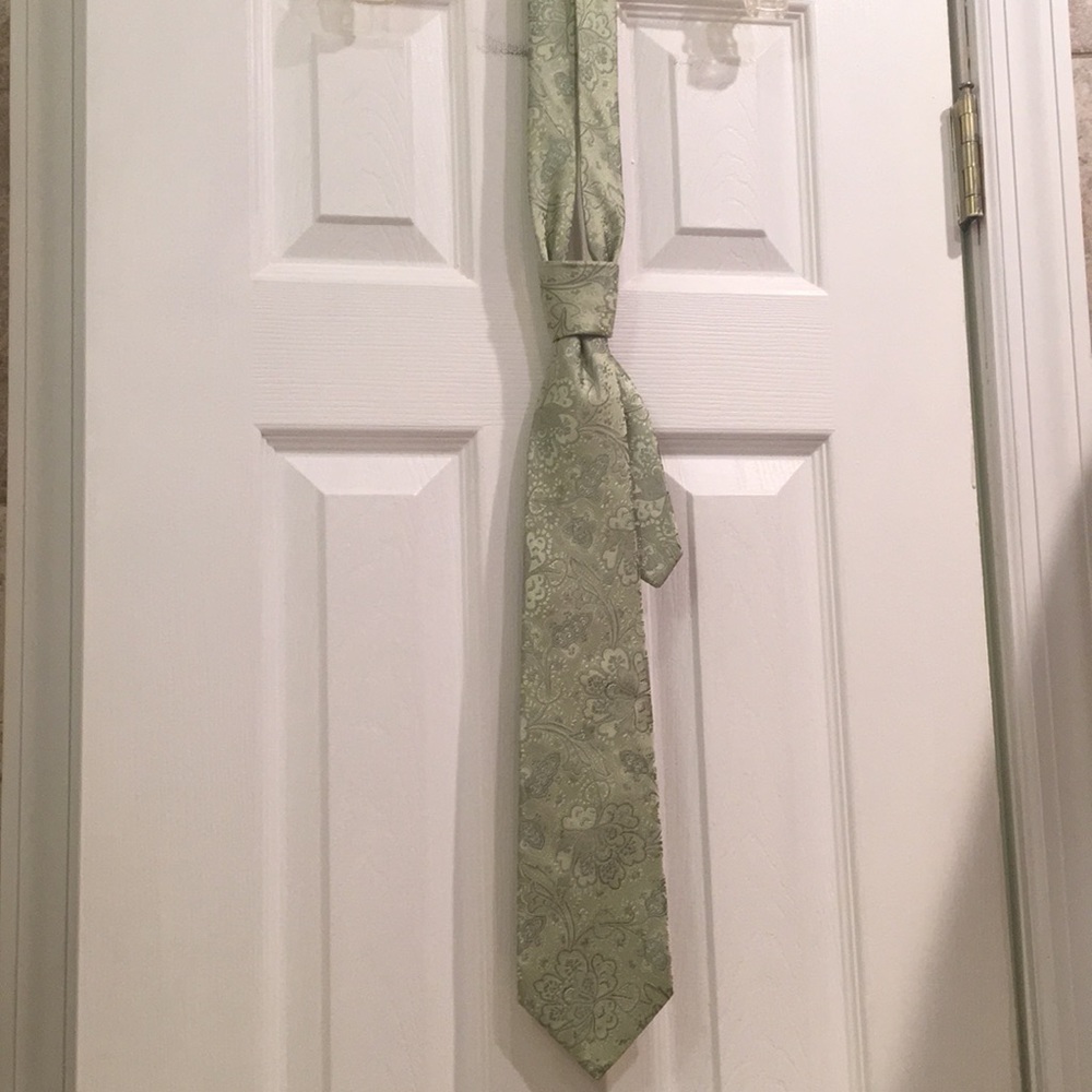Tie (like new) - Picture 1 of 3