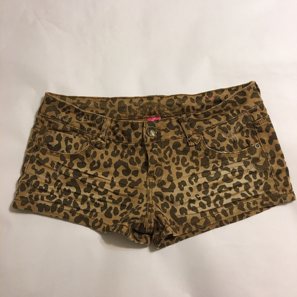 Almost Famous leopard print shorts size 9