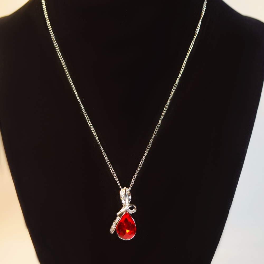 ☆CLEAR OUT☆ Platinum Plated Crystal Necklace - Picture 2 of 2