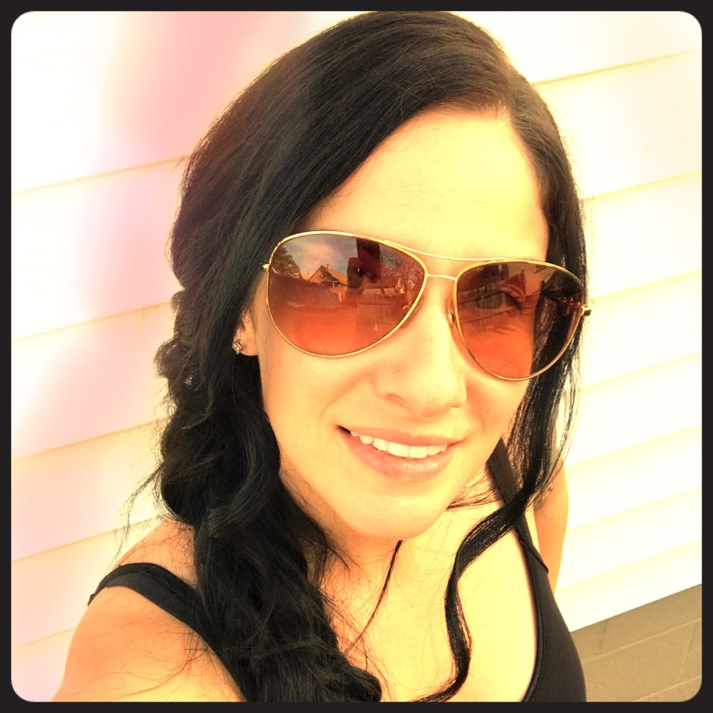 Meet Your Posher, Marissa!!! 🖤🖤🖤