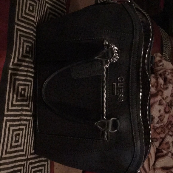 Guess purse - Picture 1 of 3