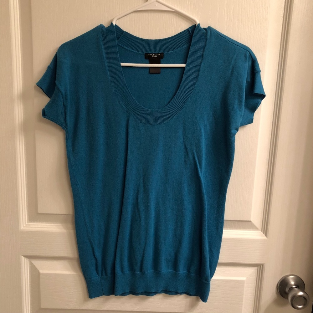 Blue fitted sweater top