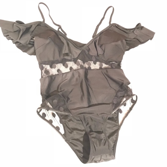 Black swimsuit - Picture 4 of 7