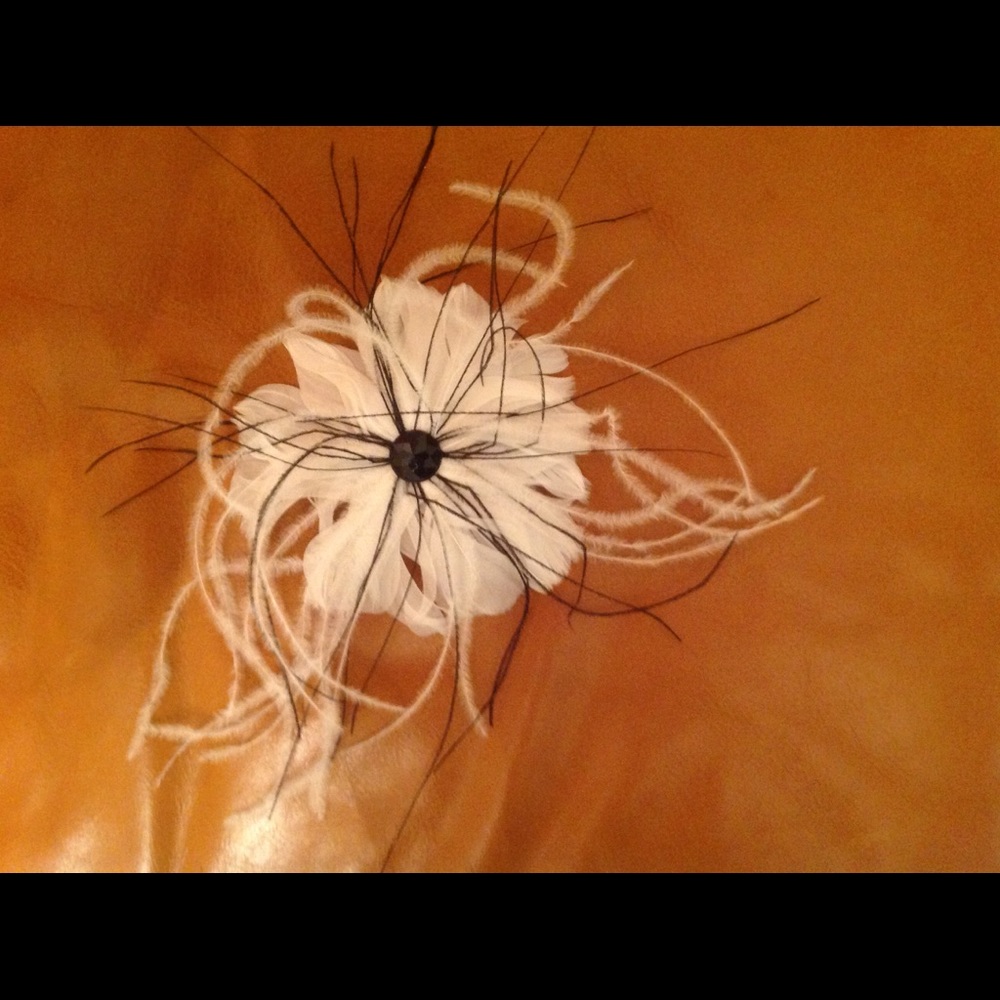 Black/white fascinator