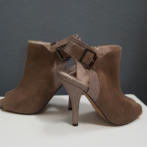 VC TAUPE SUEDE/ LEATHER ANKLE BOOTIE