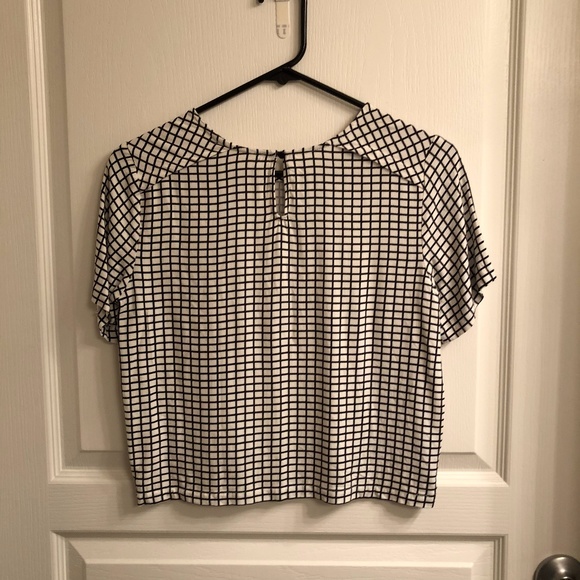 Geometric black and white crop top - Picture 2 of 2