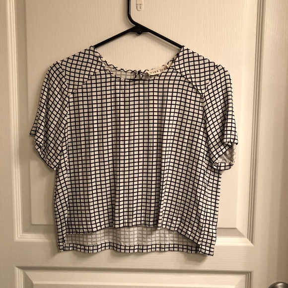 Geometric black and white crop top - Picture 1 of 2