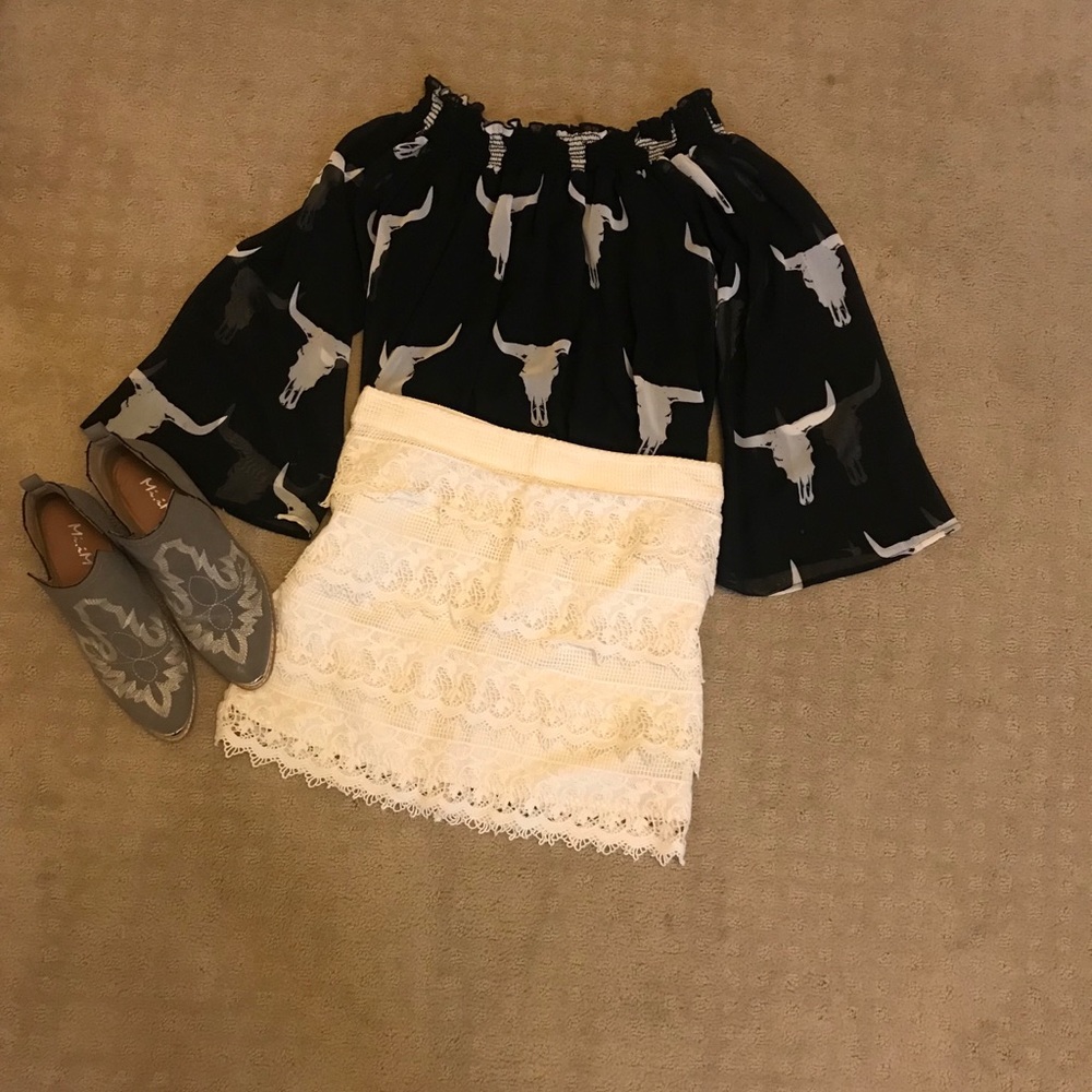 Steerhead off shoulder top.