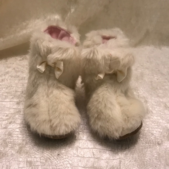Robeez Other - Robeez fur girl bootie