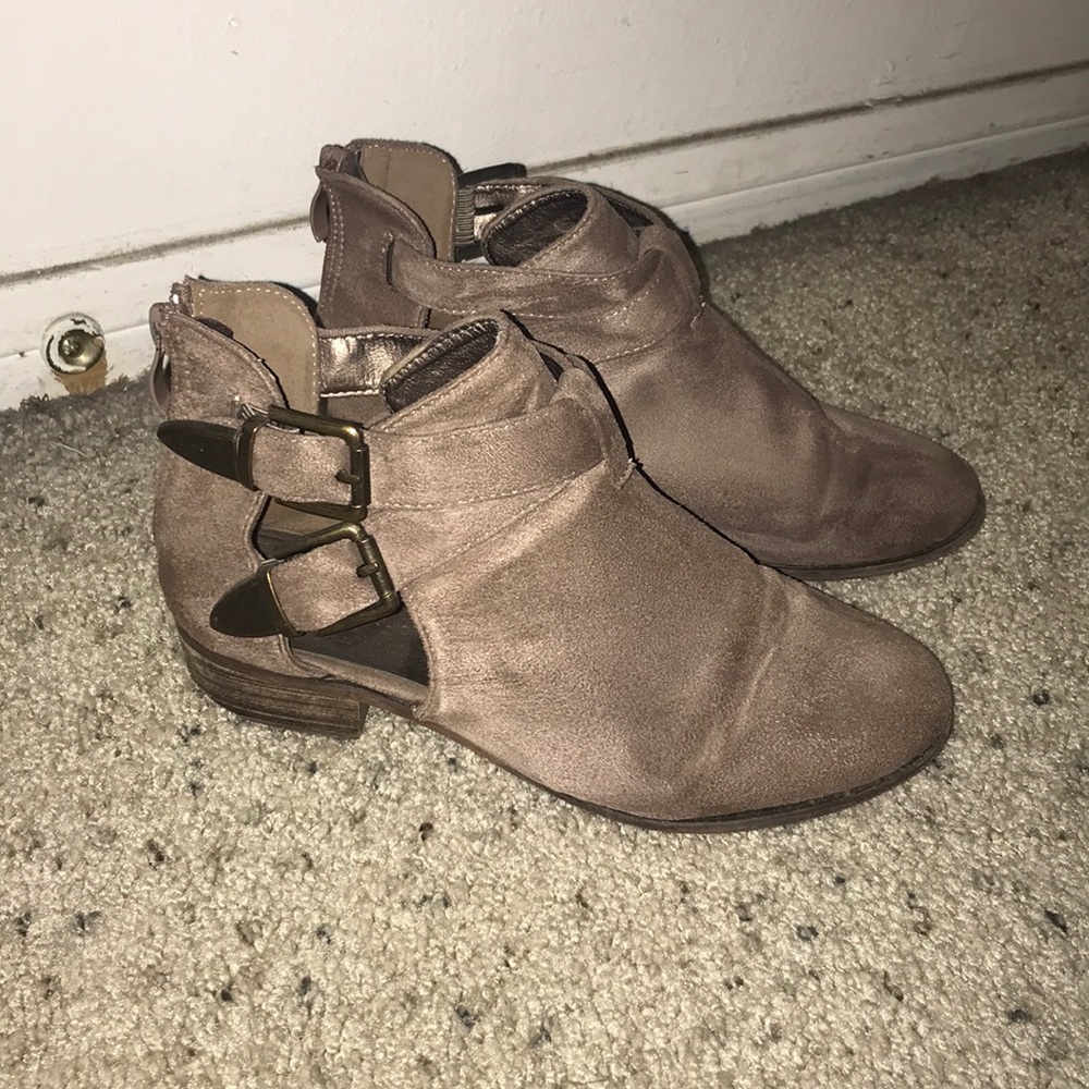 Adorable beige/purple Booties