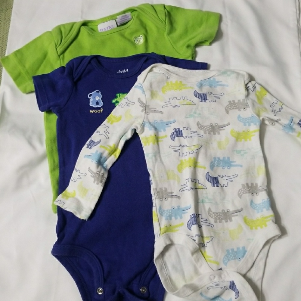 6-9 months. 3 onesies.  No stains or Rips