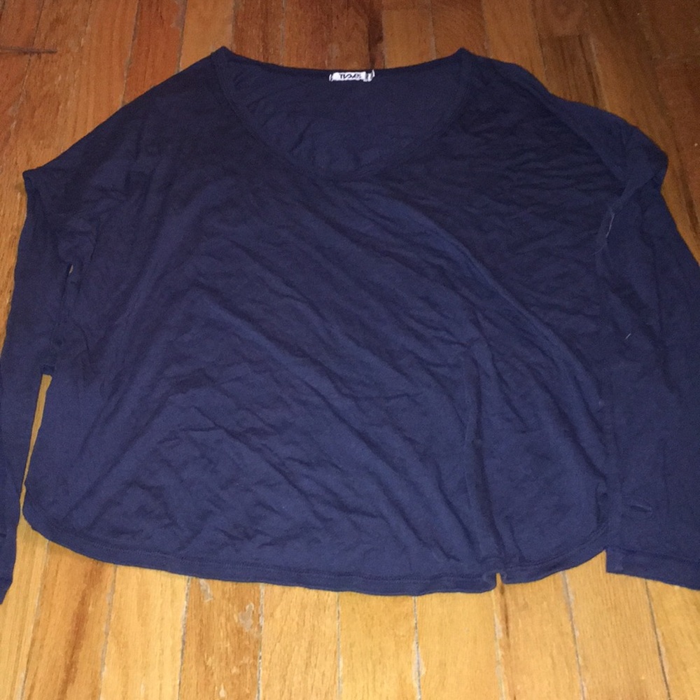 Blue long sleeve v-neck w/ thumbholes! Sz M