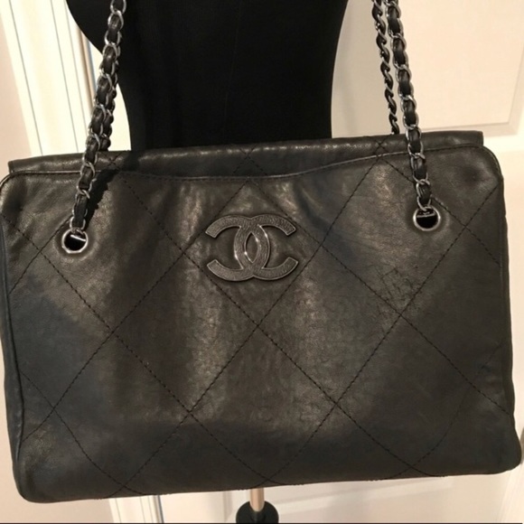 CHANEL Quilted Large Hampton CC BAG - Picture 2 of 8