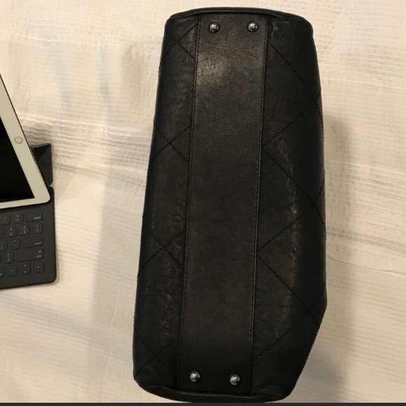 CHANEL Quilted Large Hampton CC BAG - Picture 4 of 8