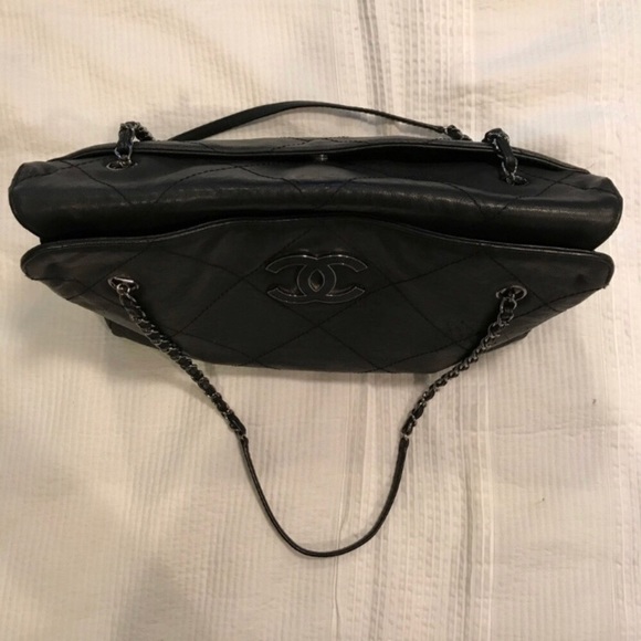 CHANEL Quilted Large Hampton CC BAG - Picture 6 of 8