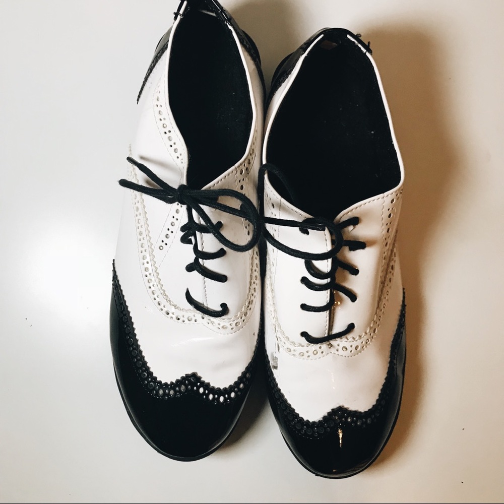 Vintage Black and white sneakers