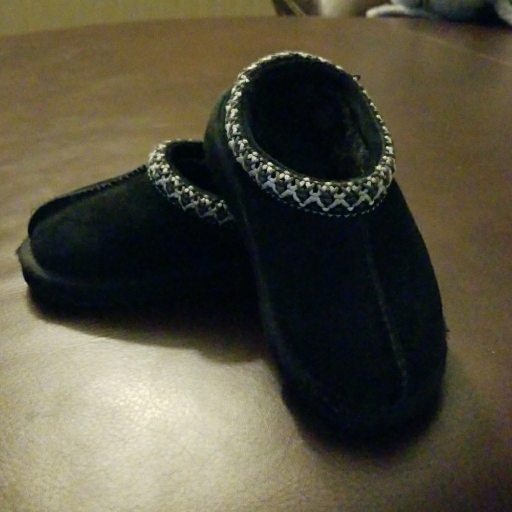 Lightly worn black kids Ugg slipper