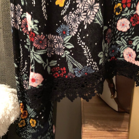 NEW Floral Lace Knit H&M Top - Picture 3 of 3