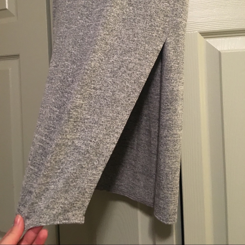 Knee length knit skirt with high slit