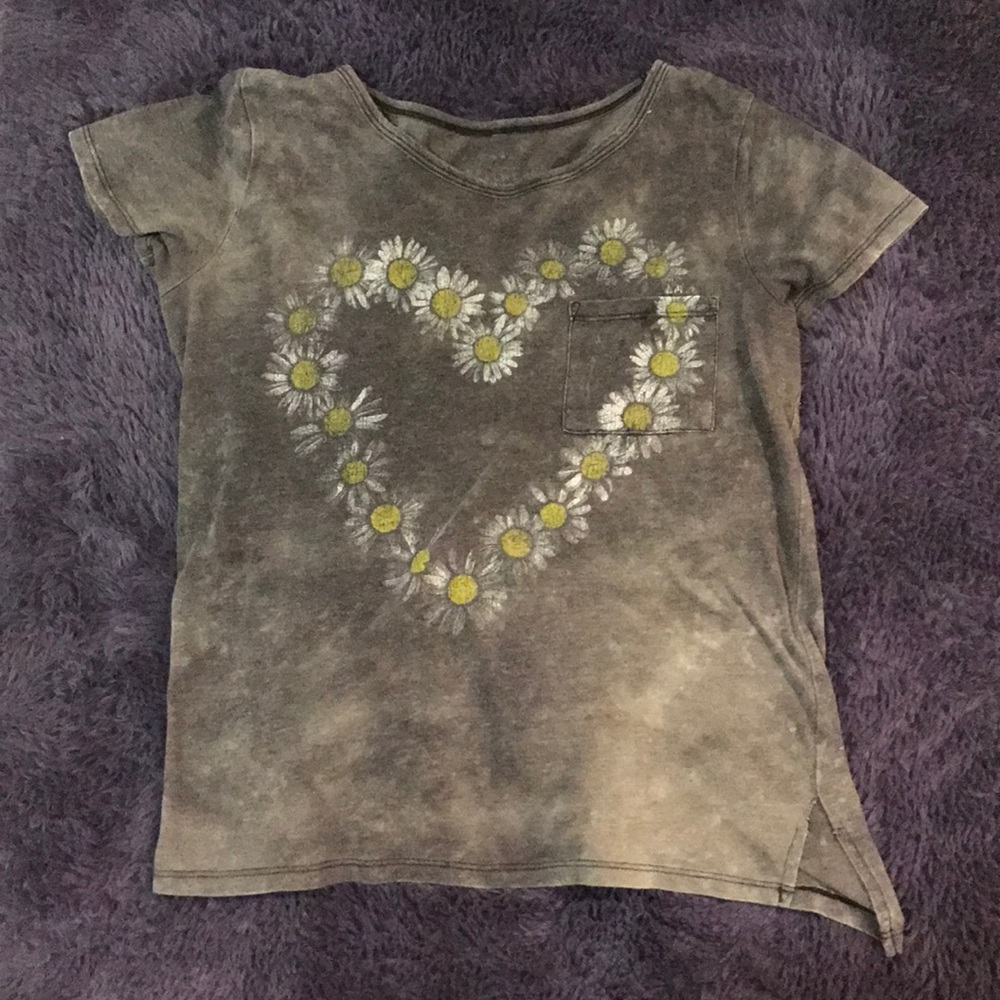 A distress gray shirt with a daisy flower heart.