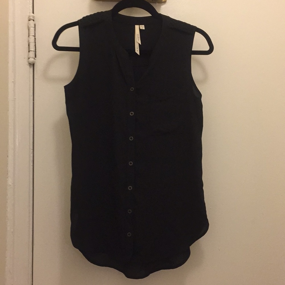 Sleeveless blouse