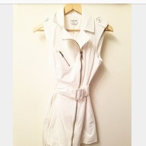 BEBE sleeveless white trench coat size S