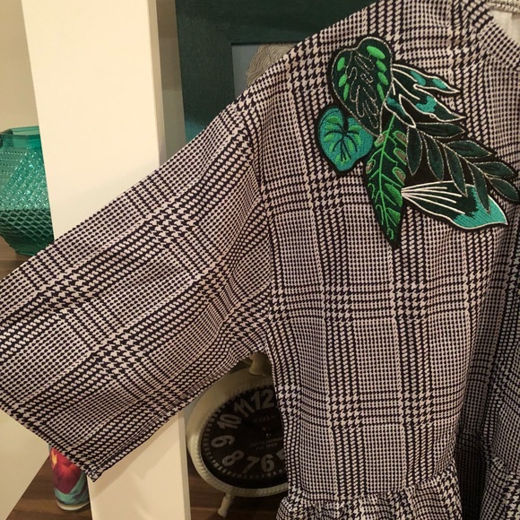 NEW Peplum Checkered Top w/ Embroidered Leaves - Picture 3 of 3