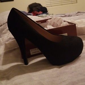 Black pumps