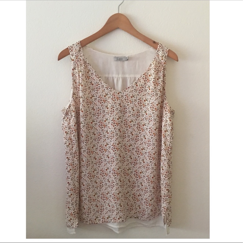 Patterned v-neck shell  NWOT