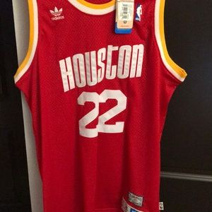 Men’s XL Clyde Drexler jersey. Retro and awesome