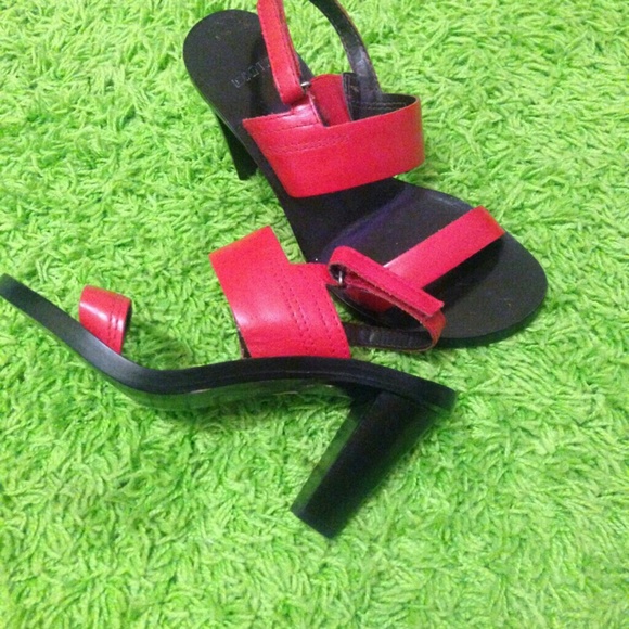 DKNY red sandals - Picture 2 of 2